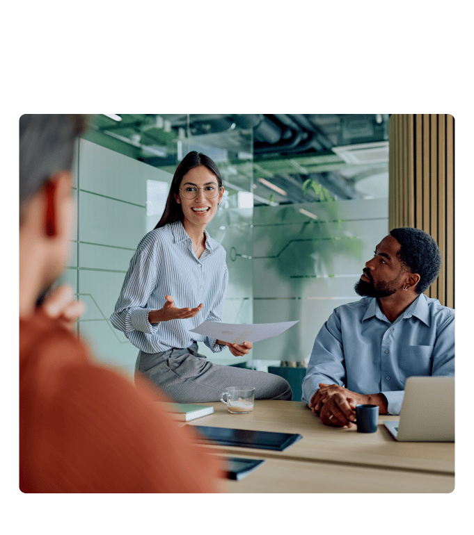 Person presenting a Total Rewards strategy to colleagues during a meeting.