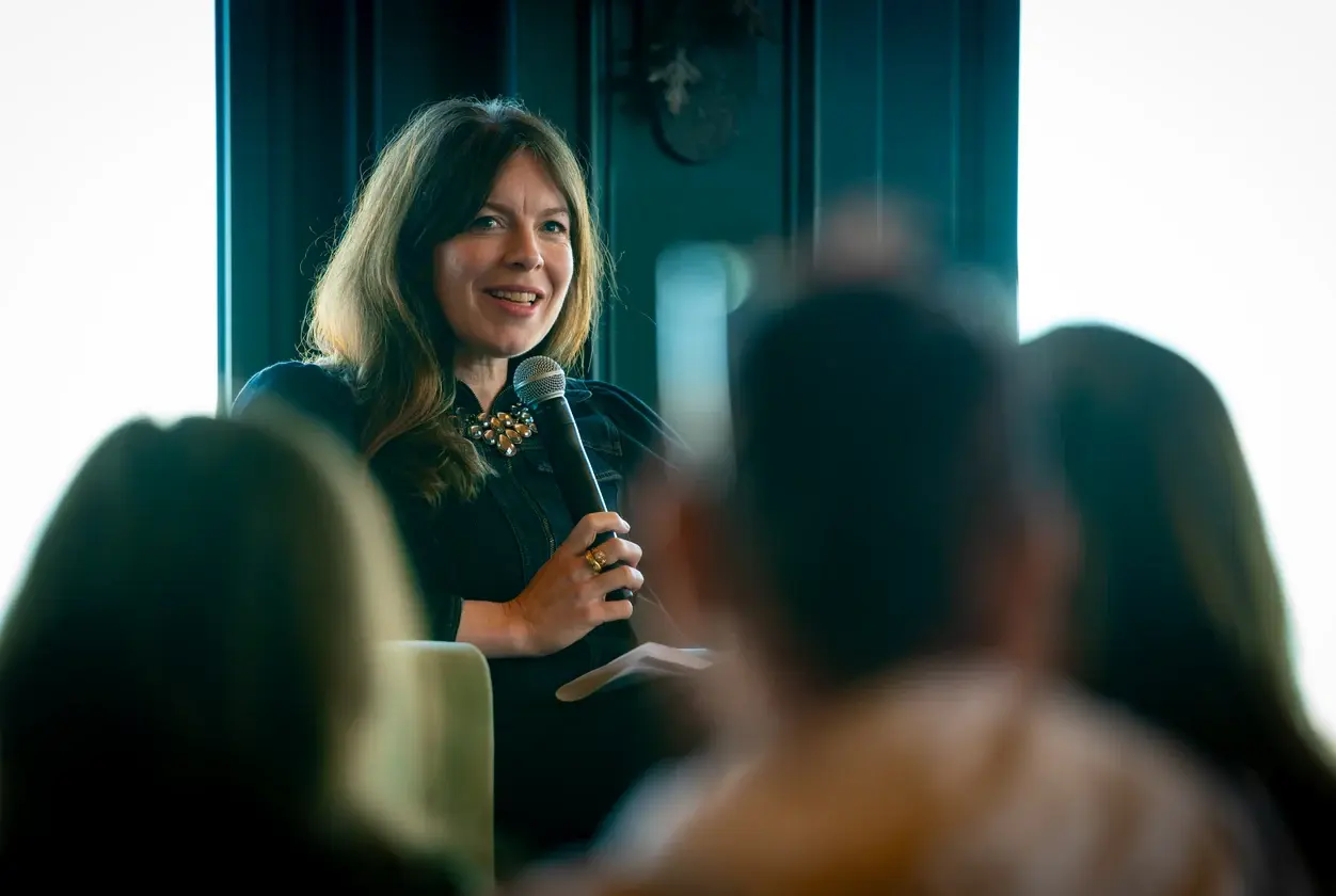 Speaker presenting in a lounge session